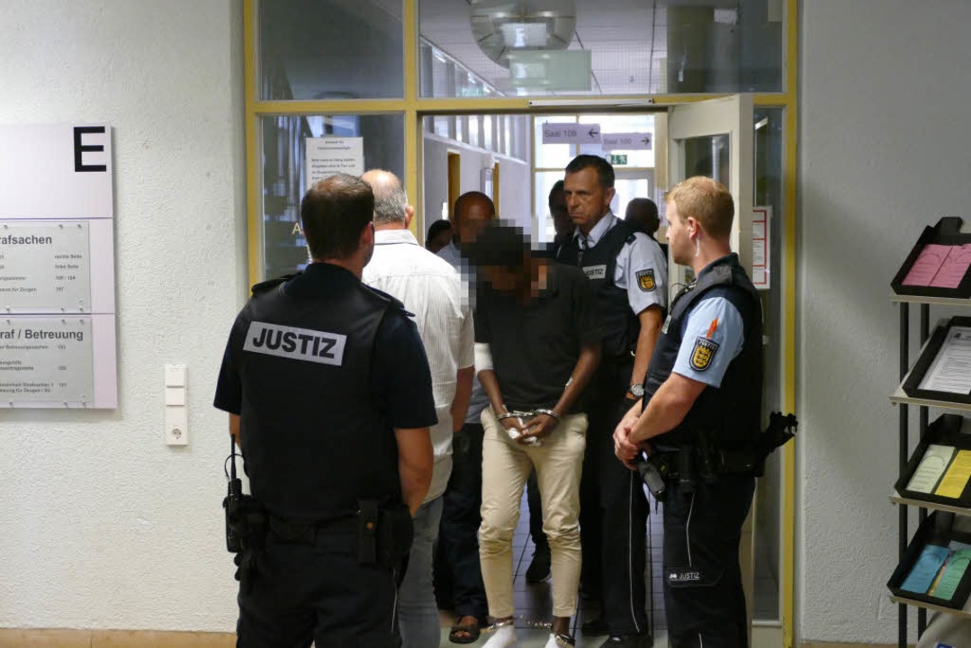 Der 26 Jahre alte Tatverdächtige wird ...n am Amtsgericht Offenburg vorgeführt.  | Foto: Helmut Seller