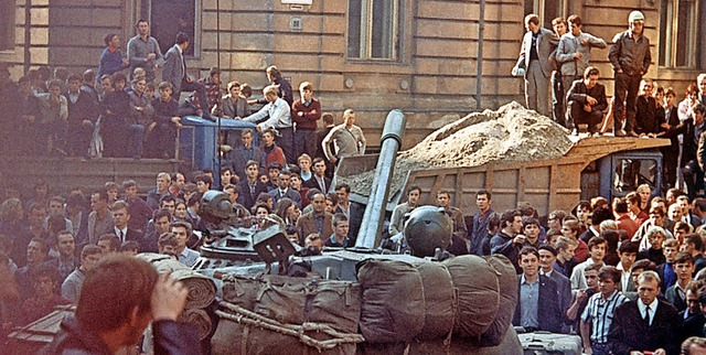 Panzer beenden den Prager Traum von einem Sozialismus mit menschlichem Antlitz.   | Foto: Libor Hajsky /dpa
