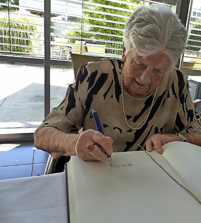 An ihrem 100. Geburtstag trug sich Eri... Goldene Buch der Gemeinde March ein.   | Foto: Claudia Bachmann-GoroNzy