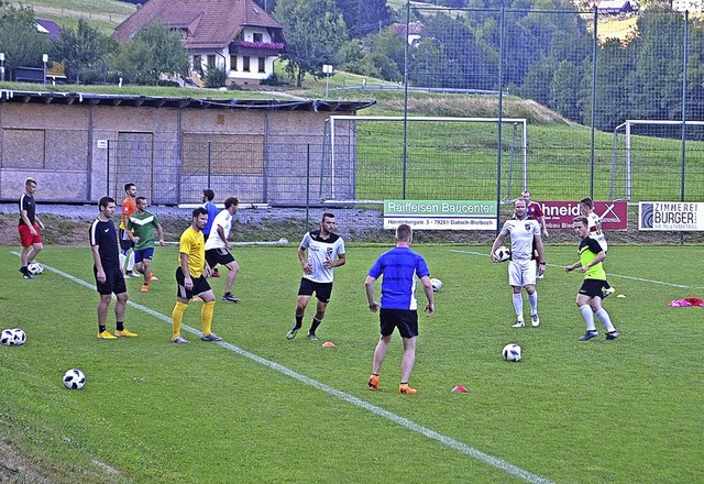 Training beim SV Biederbach auf dem Sp...ainer Tobias Ruf (Dritter von rechts).  | Foto: Nikolaus Bayer