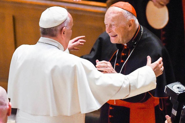 2015 begrte Papst Franziskus den eme...rwrfen  die Kardinalswrde entzogen.   | Foto: dpa