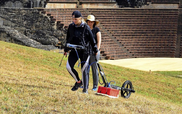 Mittels Georadar werden Schichtprofile...der Erde in Augusta Raurica erstellt.   | Foto:  Augsta Raurica