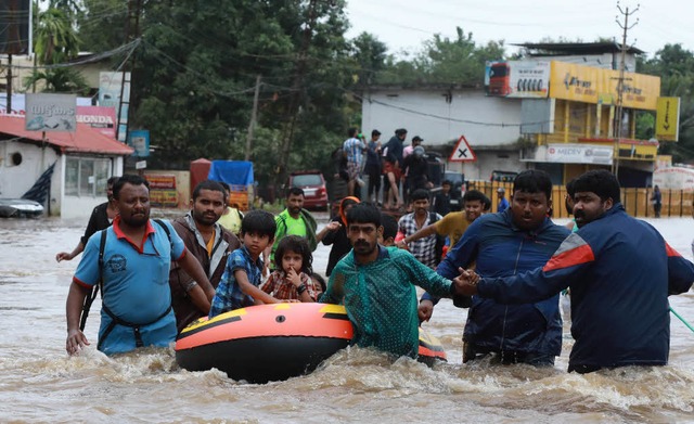 Straen wurden zu Flssen: Retter und ...n bis Samstag 350 Todesopfer forderte.  | Foto:  AFP