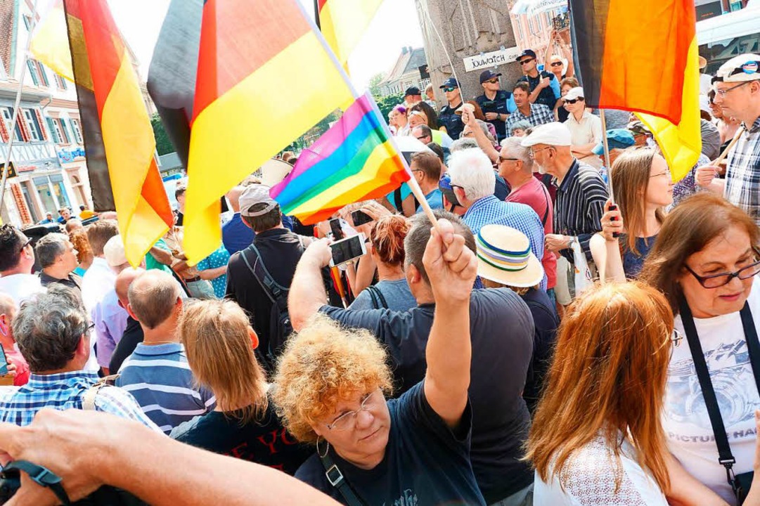 In Offenburg trafen 200 bis 300 AfD-An... eine ebenso groe Gegendemonstration.  | Foto: Patrick Kerber