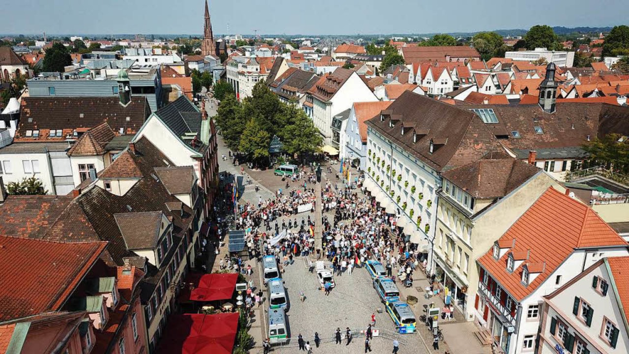 In Offenburg trafen 200 bis 300 AfD-An...so groe Gegendemonstration. Offenburg  | Foto: Michael Saurer