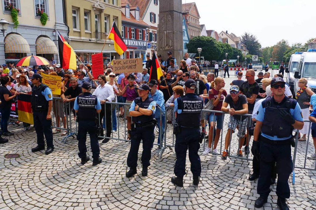 In Offenburg trafen 200 bis 300 AfD-An...so große Gegendemonstration. Offenburg  | Foto: Patrick Kerber