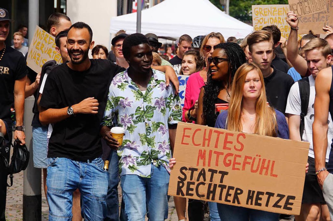In Offenburg trafen 200 bis 300 AfD-An...so groe Gegendemonstration. Offenburg  | Foto: Patrick Kerber