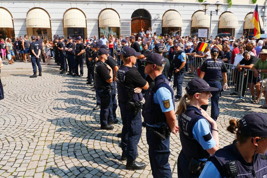 In Offenburg trafen 200 bis 300 AfD-An...so groe Gegendemonstration. Offenburg  | Foto: Patrick Kerber