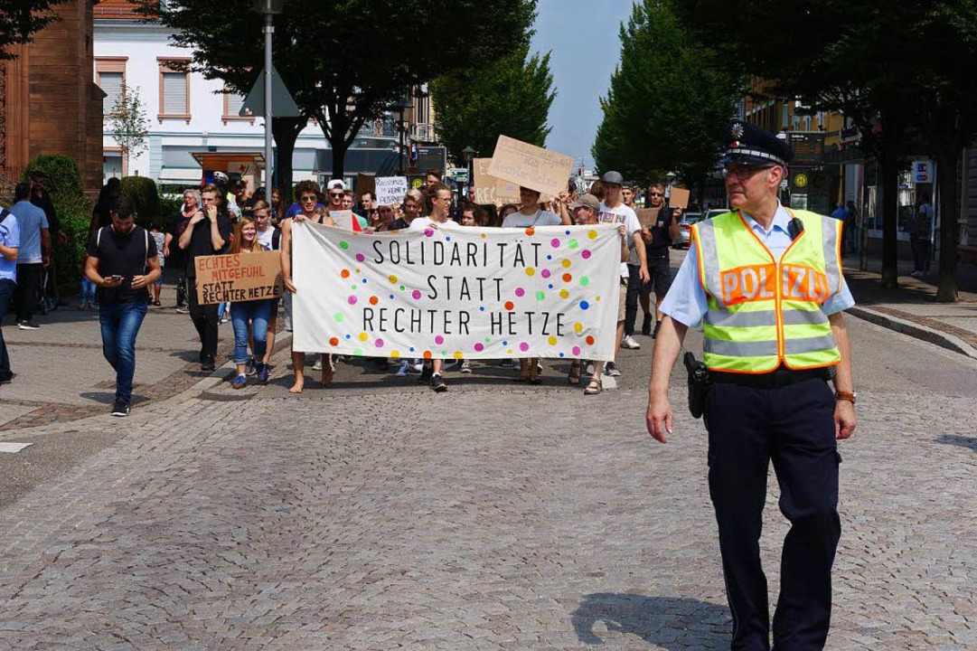 In Offenburg trafen 200 bis 300 AfD-An...so groe Gegendemonstration. Offenburg  | Foto: Patrick Kerber
