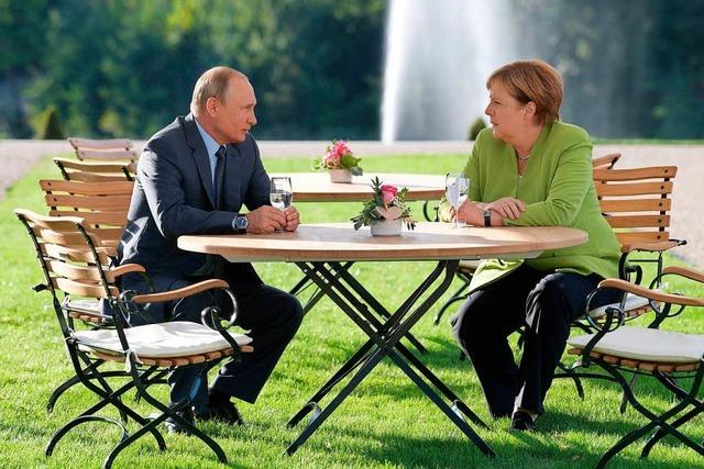 Merkel und Putin besprechen sich in Meseberg länger als geplant