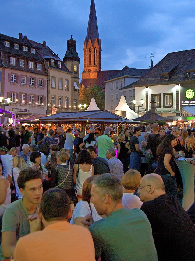 Dicht gedrngt saen die Besucher vor ...in den Abendstunden auf dem Marktplatz  | Foto: Christian Ringwald