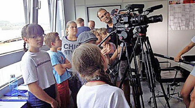 Groes Interesse zeigten die Kinder an den Filmarbeiten.   | Foto: zvg