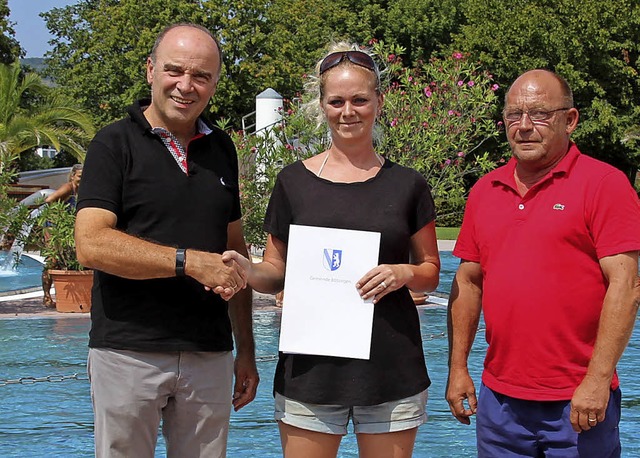 Julia Franke ist die 100000 Besucherin... und Schwimmmeister Andreas Riebesel.   | Foto: Mario Schneberg