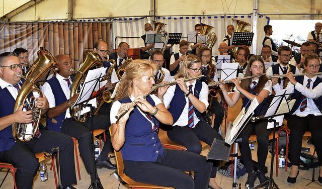 Der Musikverein Oberrimsingen begleite...Rahmen der  Chilbi in Niederrimsingen.  | Foto: Hans-Jochen Voigt