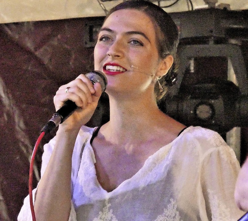Musicalsngerin Nadine Stneberg bot d...frhstck ein musikalisches Feuerwerk.  | Foto: Jrn Kerckhoff