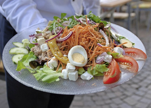 Ein bunter Salatteller ist ein beliebter Sommerklassiker.   | Foto: Maja Tolsdorf