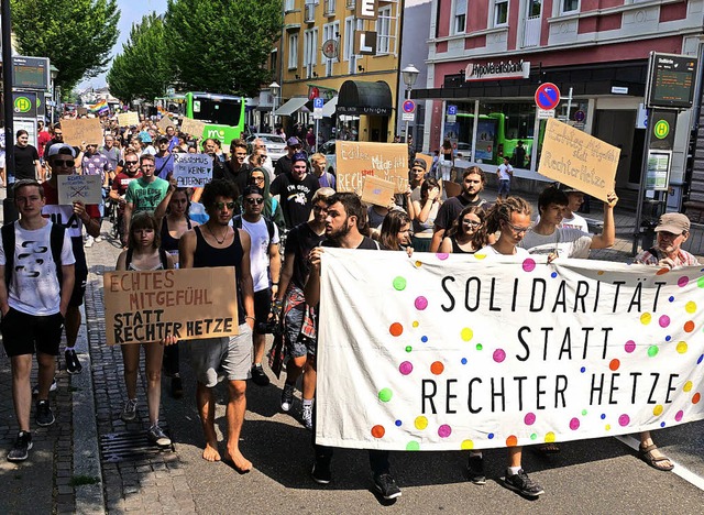 AFD Demo und Linke Demo Rathausplatz Offenburg  | Foto: Patrick Kerber