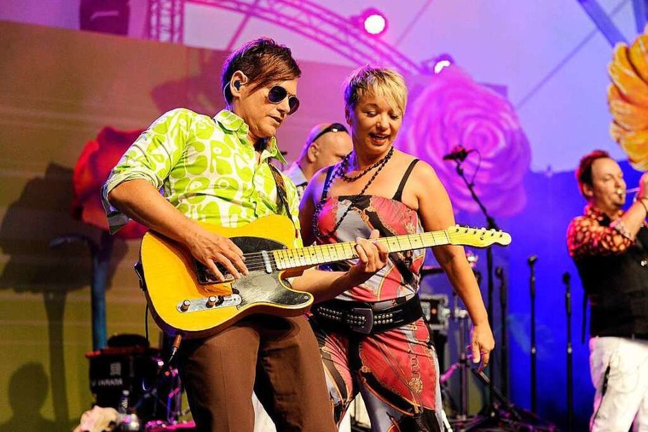 Heiße Temperaturen, Lieder zum Mitsingen und eine riesige Freiluft-Tanzfläche: Zahlreiche Besucher zog es am Wochenende zur SWR 4-Schlagerparty auf der LGS. (Foto: Bettina Schaller) Heiße Temperaturen, Lieder zum Mitsingen und eine riesige Freiluft-Tanzfläche: Zahlreiche Besucher zog es am Wochenende zur SWR 4-Schlagerparty auf der LGS. (Foto: Bettina Schaller)