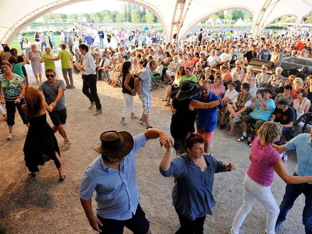 Heie Temperaturen, Lieder zum Mitsingen und eine riesige Freiluft-Tanzflche: Zahlreiche Besucher zog es am Wochenende zur SWR 4-Schlagerparty auf der LGS.