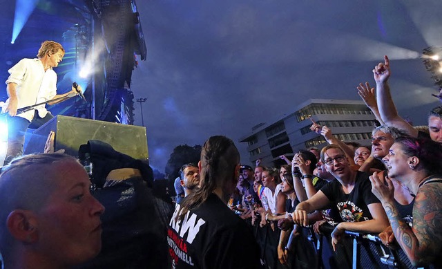 Snger Campino von den Toten Hosen (links) und sein Publikum   | Foto: Wolfgang Grabherr