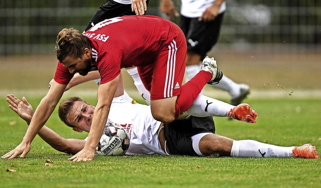 Andreas Beck (rotes Trikot) und der FS...en ber Nils Mayer und den FC Auggen.   | Foto: Seeger