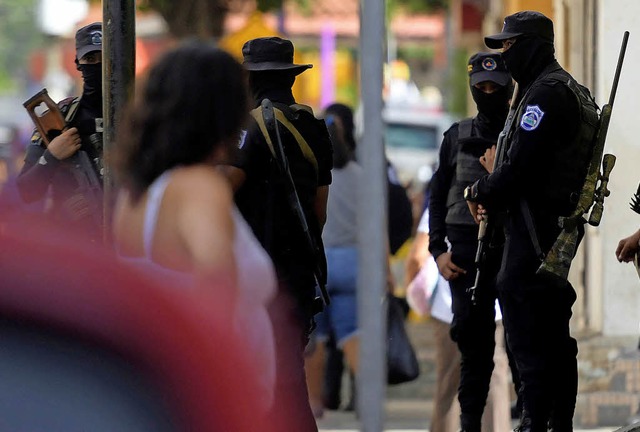 Vermummte Polizisten in den Straen Managuas   | Foto: afp