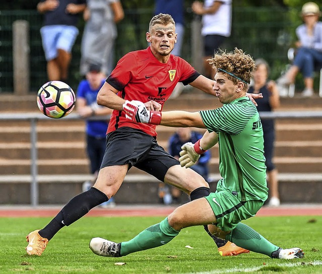 Beinahe das 3:3 fr den FSV: jeremy St...am Weiler Schlussmann Julien Theobald.  | Foto: Gerd Grndl