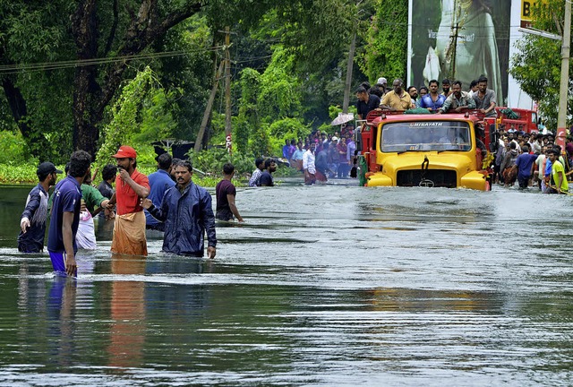 Ein besonders starker Monsunregen hat weite Teile Keralas berflutet.   | Foto: dpa