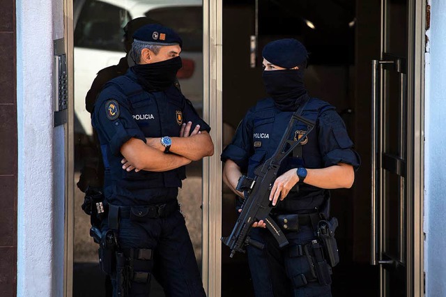 Katalanische Polizisten sichern das Gebiet nach einem Angriff.  | Foto: dpa