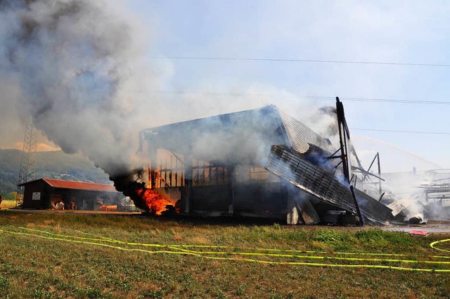 Eine Scheune und ein Stall wurden bei einem Brand in Hausen vllig zerstrt.  | Foto: Nicolai Kapitz