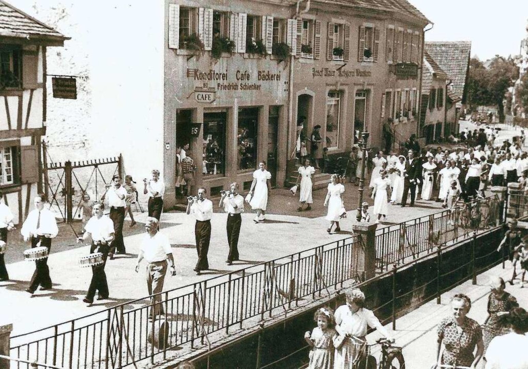 Die Südseite der Hauptstraße mit den H...eim Hochzeitszug des Turnvereins 1952.  | Foto: Hans Sigmund