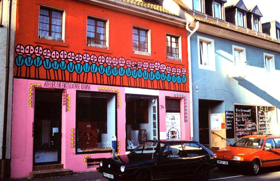 Die einst vom Künstler Obi Oberwallner bemalte Hausfassade.  | Foto: Hans Sigmund