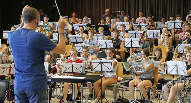 Das A-Orchester probt fleiig fr den Auftritt am Samstag.  | Foto: Mario Mller