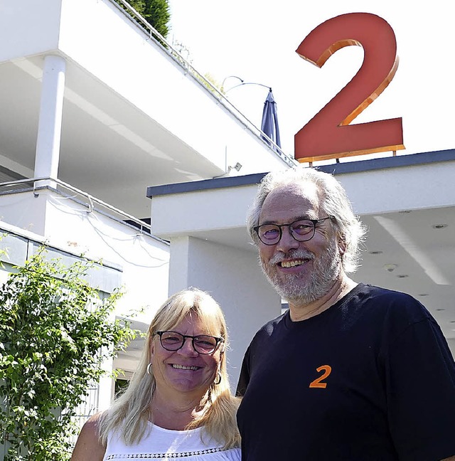 Astrid und Helmut Steffan freuen sich ...as Blueskonzert in ihrem Hotelgarten.   | Foto: SENF