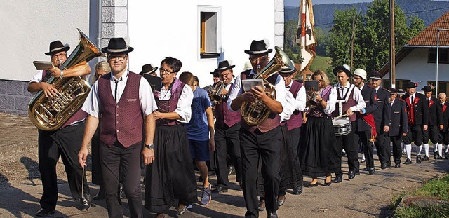 Zu den flotten Klngen der Trachtenkap...om Gasthaus Hirschen zur Pfarrkirche.   | Foto: Daniele Schle