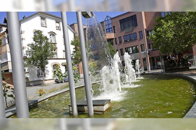 Am Senigallia-Platz fliet Wasser trotz der Trockenheit