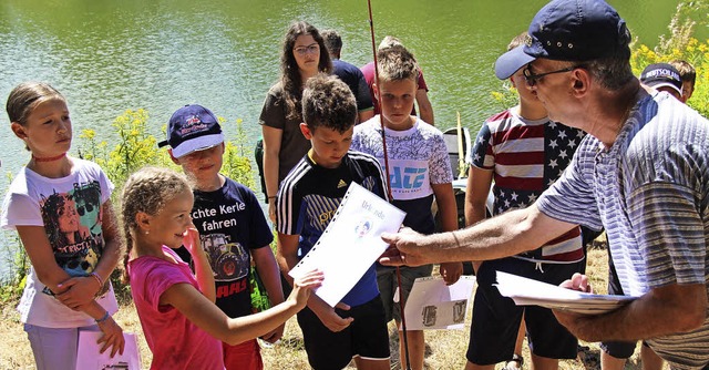 Die Kinder nehmen stolz die Urkunden e...Vorsitzende Daniel Riebsamen verteilt.  | Foto: Horst David