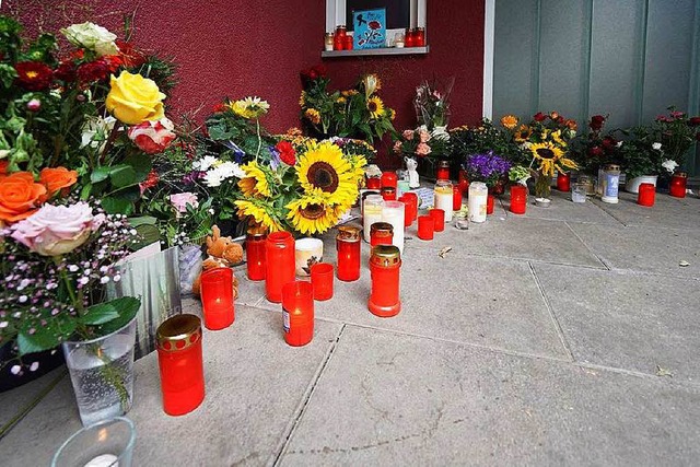 Blumen und Kerzen an der Arztpraxis in Offenburg  | Foto: dpa