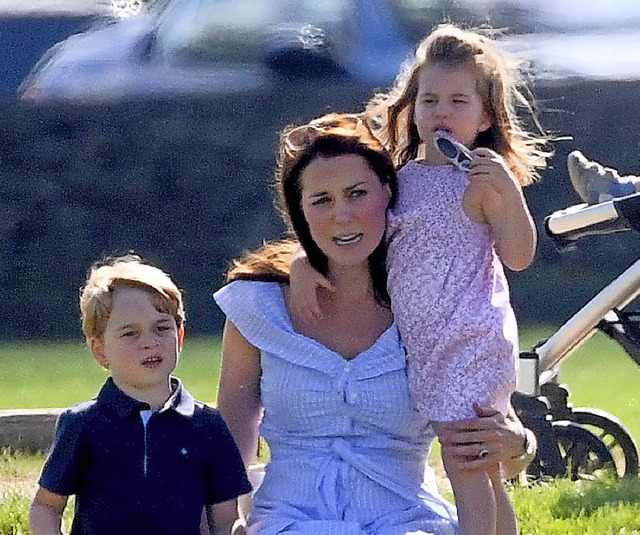 Herzogin Catherine mit ihren Kindern  George (5) und Charlotte (3)    | Foto: ZDF/Imago