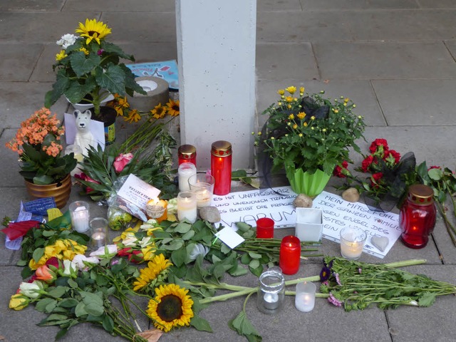 Blumen und Kerzen vor der Offenburger Arztpraxis, in der die Tat geschah  | Foto: Helmut Seller