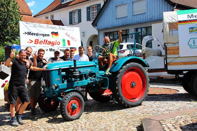 Nach 1000 Kilometern mit Traktor und P...Merdinger Dorfbrunnen freudig begrt.  | Foto: Mario Schneberg