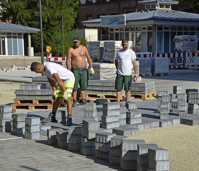 Auf ein Neues: Arbeiter verlegen das  Pflaster auf dem Platz.  | Foto: Walser