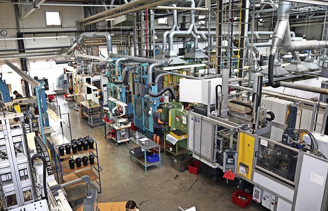 Ein Blick in die Produktionshalle der ...l- und Gummiverbundteile hergestellt.   | Foto: Jens Wursthorn
