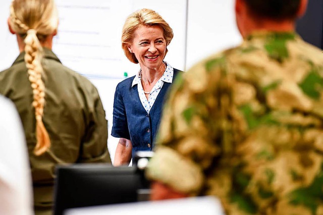 Die Bundesverteidigungsministerin begr...ne in Ulm die Soldaten im Lagezentrum.  | Foto: dpa