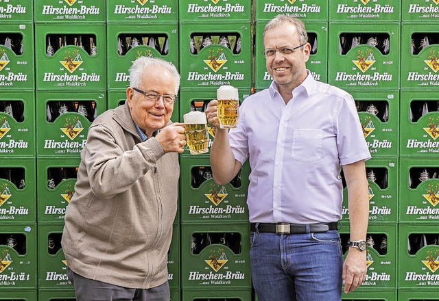 Seniorchef Bernhard Neff und sein Sohn...umeister, stoen auf das Jubilum an.   | Foto: Brauerei