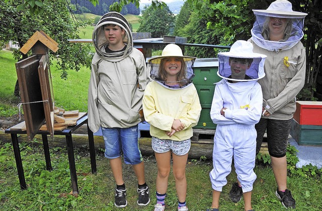 Auch Jugendliche  interessieren sich i... anspruchsvolle Handwerk der Imkerei.   | Foto: Gudrun Gehr