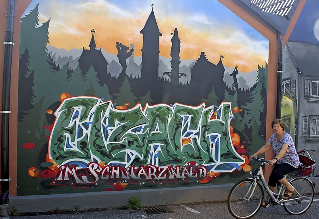 Auf geht&#8217;s zum Stadtfest in Elza...Wandbild an der Malerwerkstatt Weber.   | Foto: Bernd Fackler