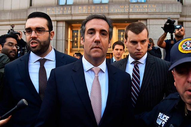 Cohen(Mitte) hat angeblich einen Deal mit den Ermittlerin gemacht.  | Foto: AFP