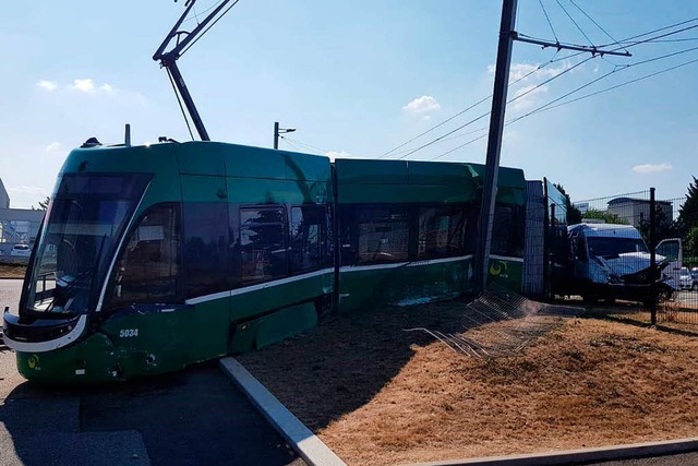 Ein Lastwagen kollidierte mit einer Tram.  | Foto: BVB