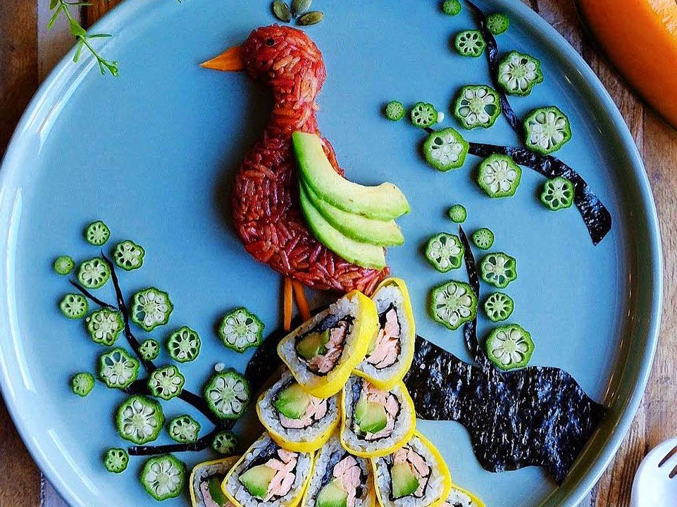 Fr den Pfau frbte Tran Reis mit Rote... Federn bestehen aus California Rolls.  | Foto: privat